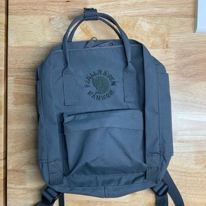 Re-Kanken Mini 7L color: Slate with strap pads